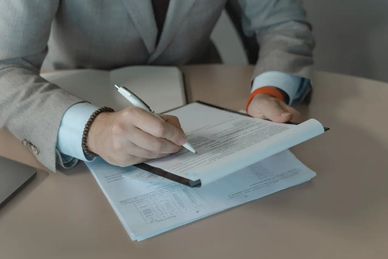 Klient podpisujący umowę ubezpieczenia online na tablecie