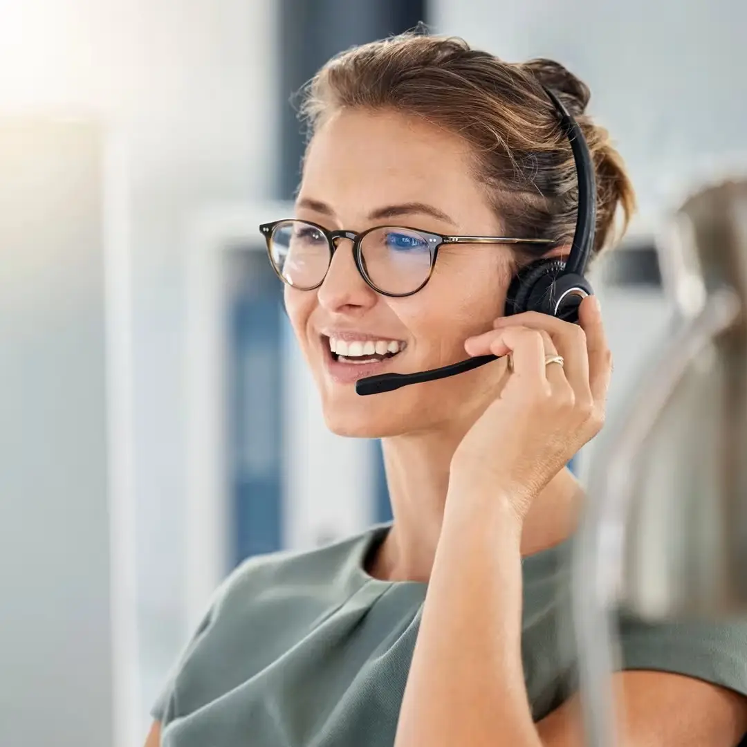 Konsultant telefoniczny podczas rozmowy z klientem